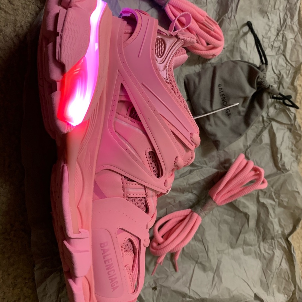 BALENCIAGAS LIGHT UP SNEAKERS - Picture 6 of 9